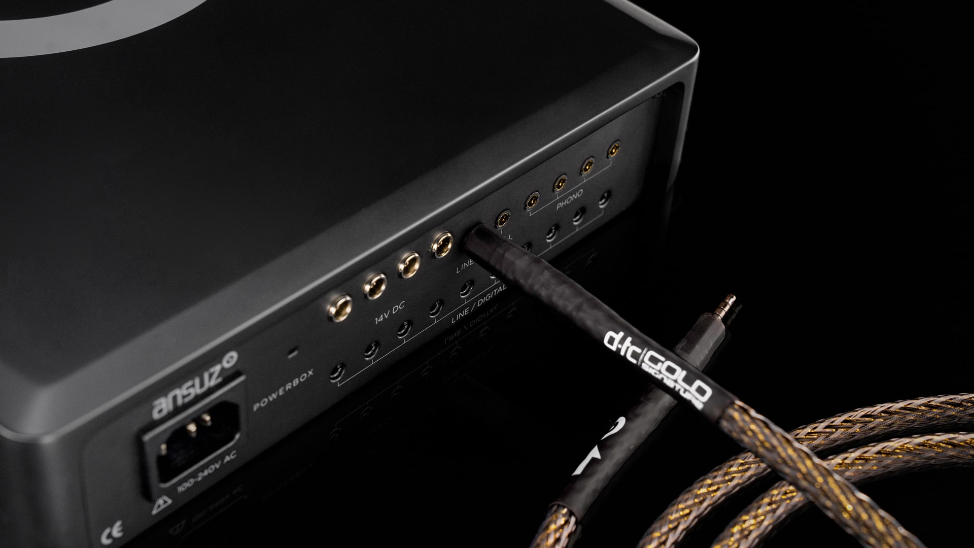 TC-LINKZ_GS_Jack_InsertedIntoPowerBox_HalfClose_1-DESKTOP-min