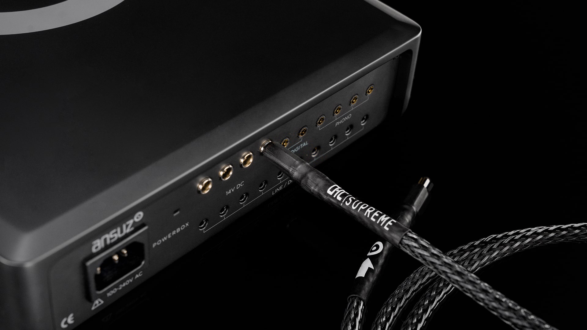 TC-LINKZ_Sup_InsertedIntoPowerBox_HalfClose_1-DESKTOP-min