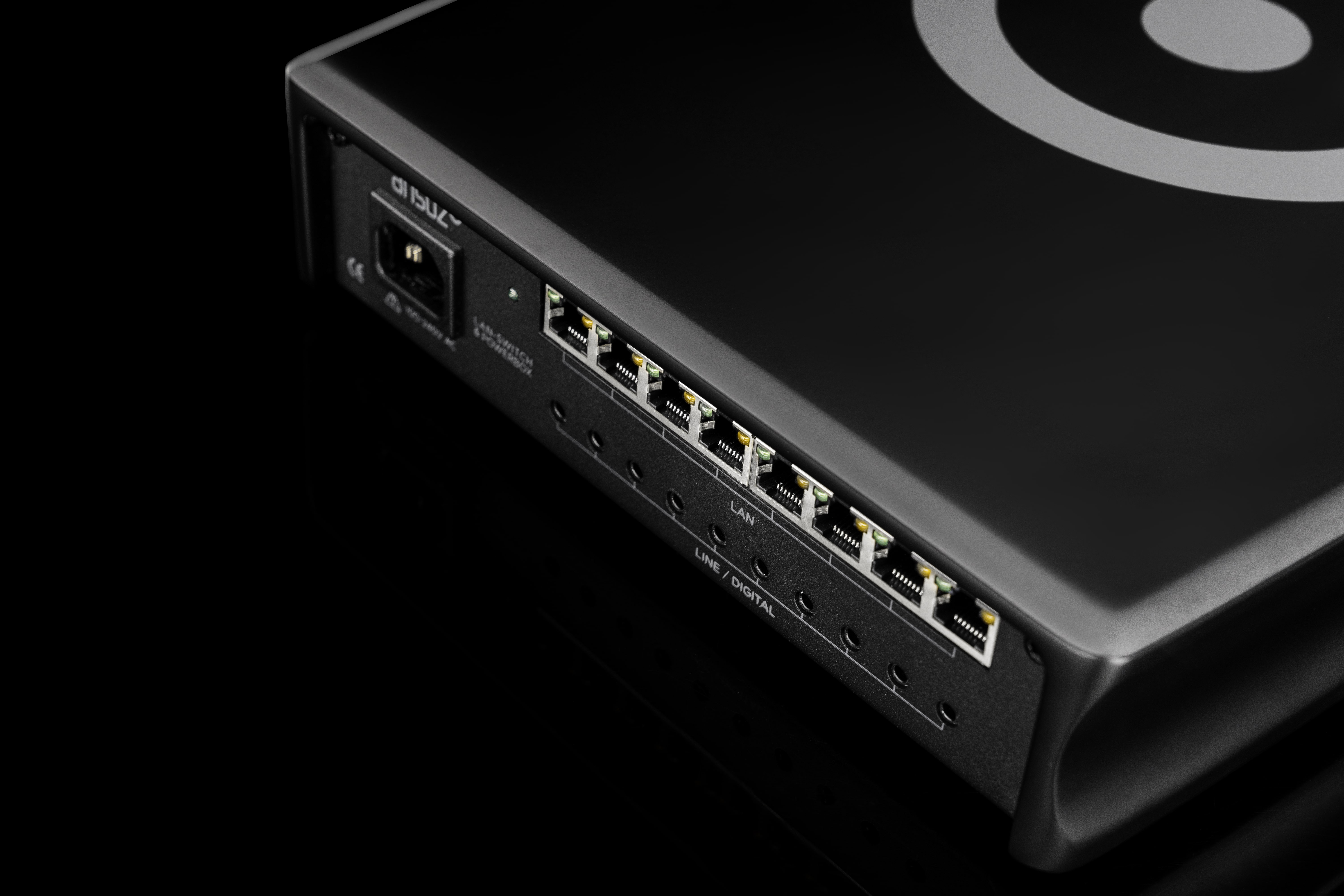 PowerSwitch-Gen3-A3-D3-X-TC3_Outlets_TopIshSkewed_Cutout_HalfClose-min