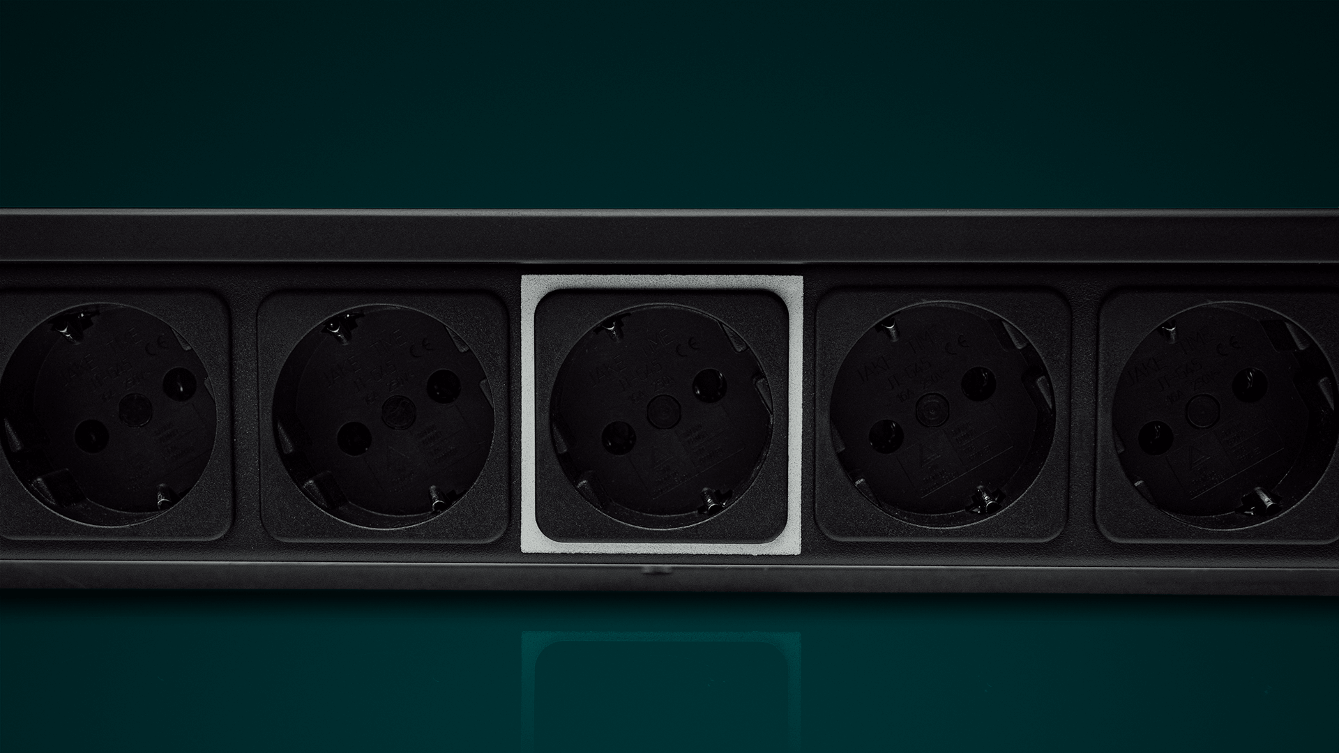 Mainz8_X_Back_Low_Plugs_Close_Straight_HD