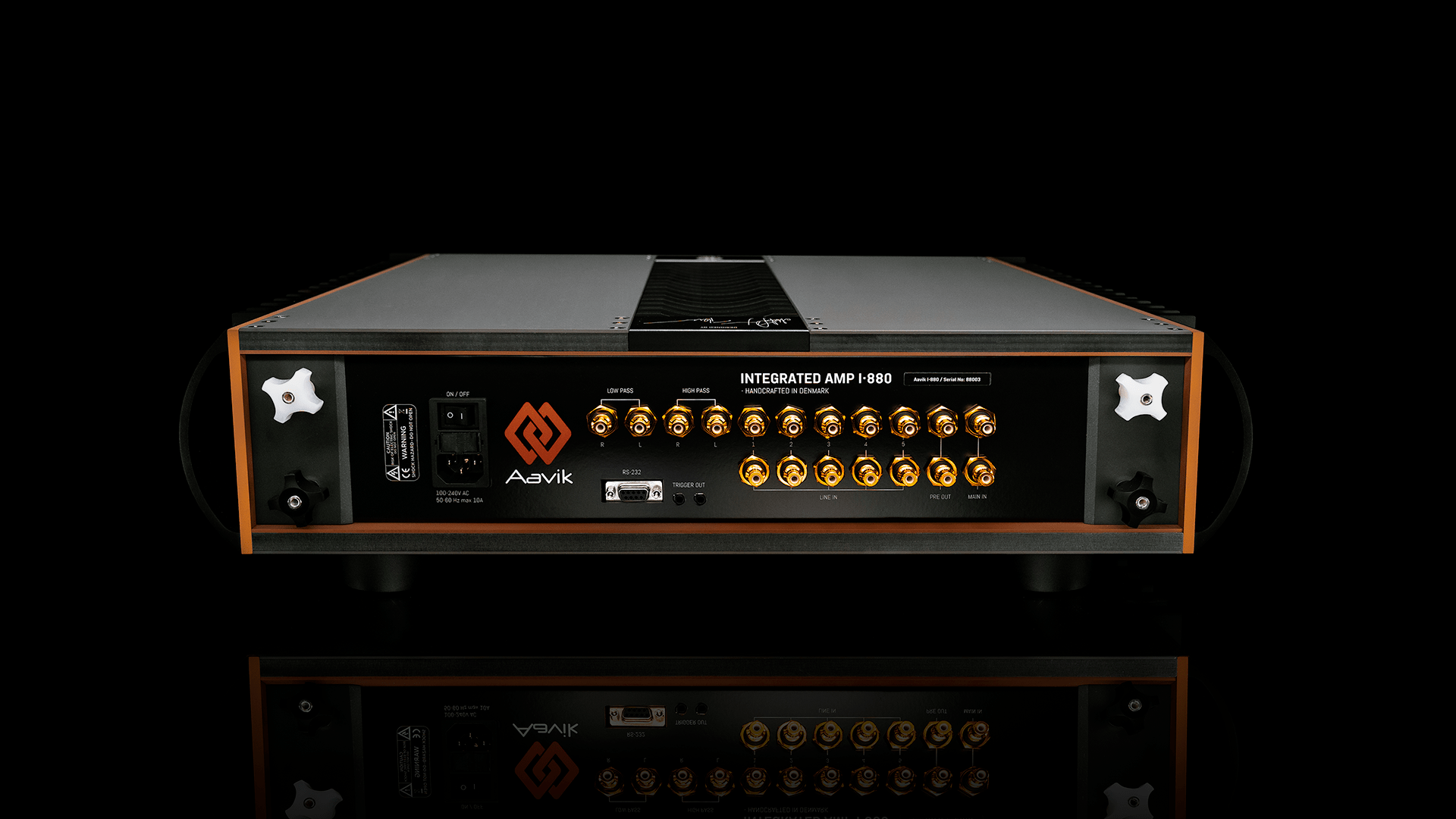 Aavik-IntegratedAmp880-Back-Total-DESKTOP