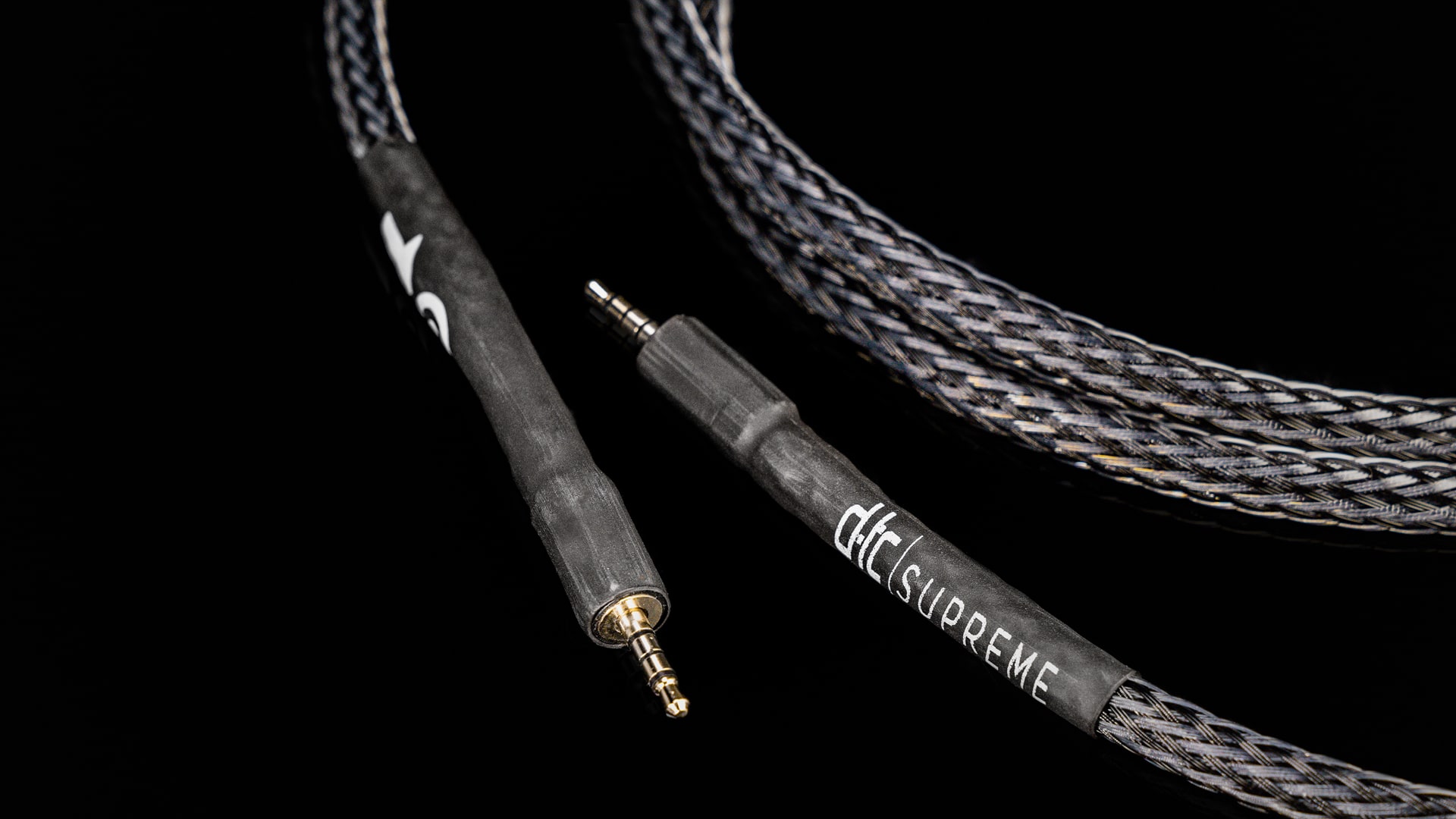 TC-LINKZ_Sup_Jack_LayingOnBlack_HalfClose_1-DESKTOP-min