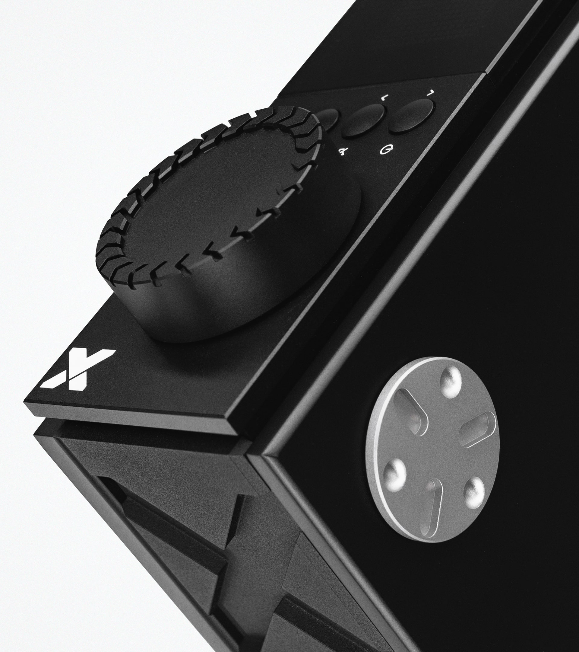 AXXESS-FORTE_FrontVolumeTop_HalfClose_Standing_CL_LBG_4K_LANDING_1920x2160-min