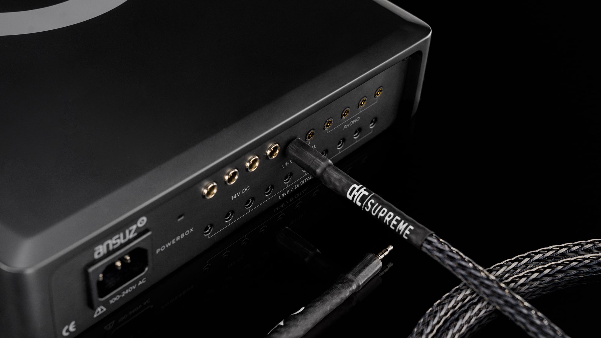 TC-LINKZ_Sup_Jack_InsertedIntoPowerBox_HalfClose_1-DESKTOP-min