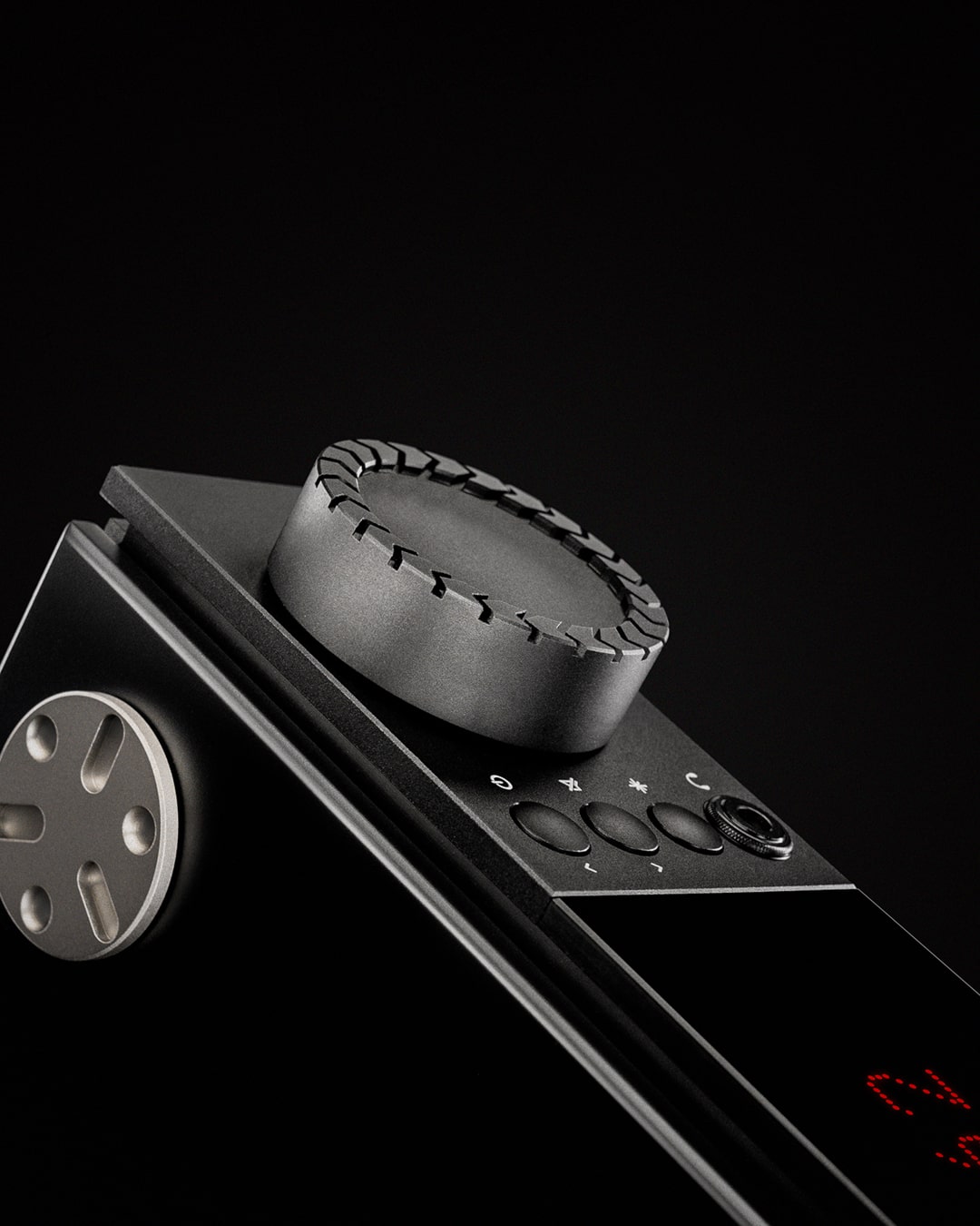 AXXESS-FORTE2_FrontVolumeTop_HalfClose_Standing_DBG_MOBILE-min