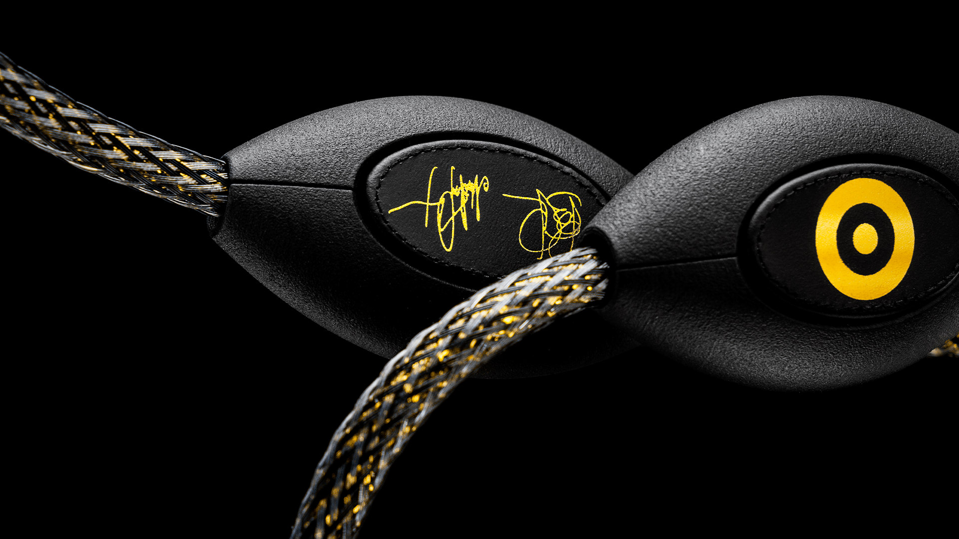 GS-RCA_MidBoxes_Hanging_Close-DESKTOP-min ansuz acoustics Signalz D-TC Gold Signature INTERCONNECTORS ANALOG (1Paar) 2,0m