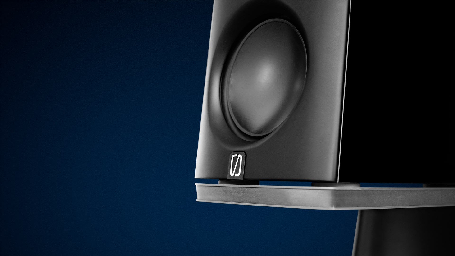 BoerresenM1_OnStand_FrontSide-Logo_SkewedRight_Close_HD-min Borresen M1 Kompaktlautsprecher (1 Paar)