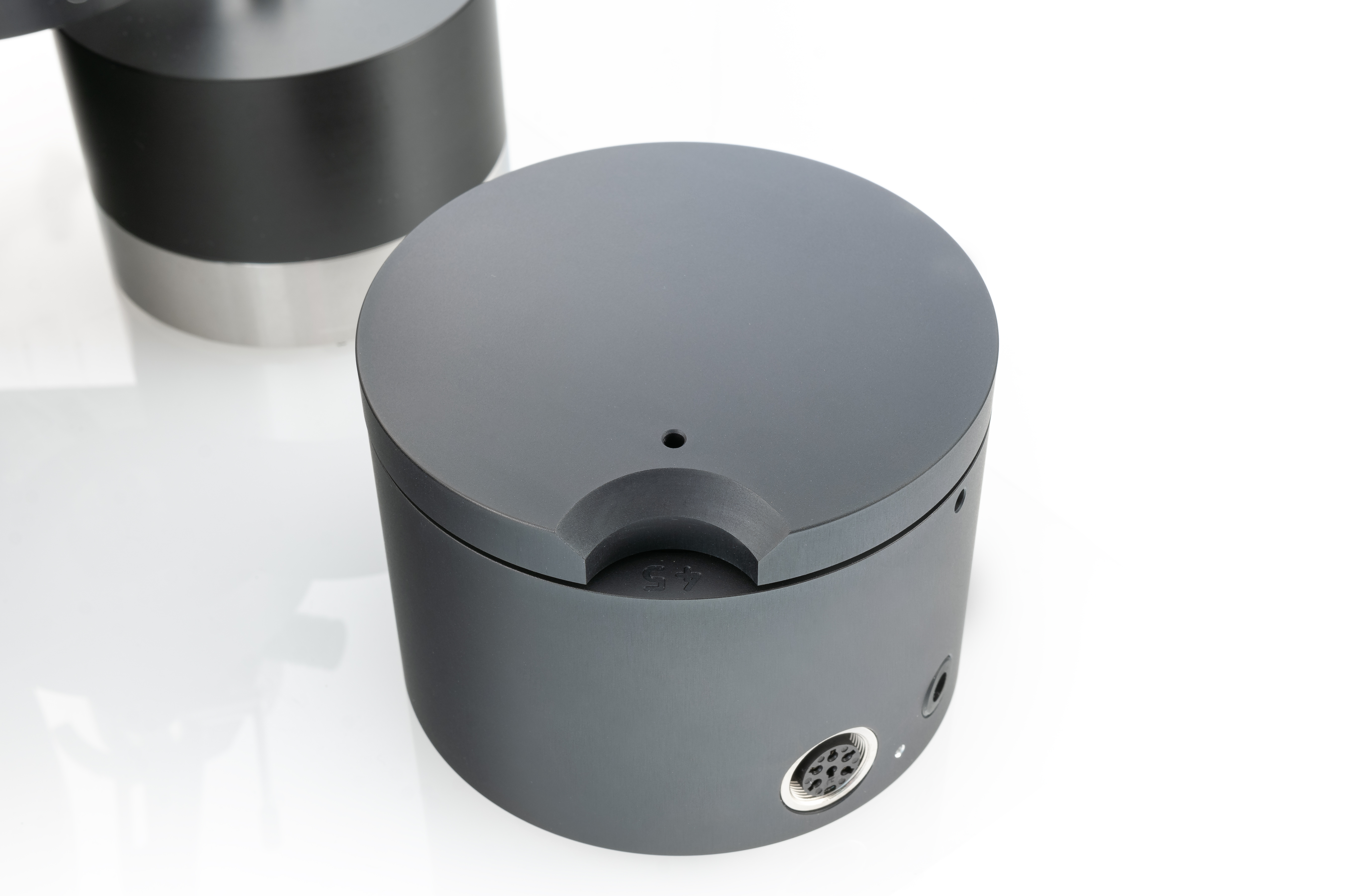 Konstant-Eins-schwarz-2