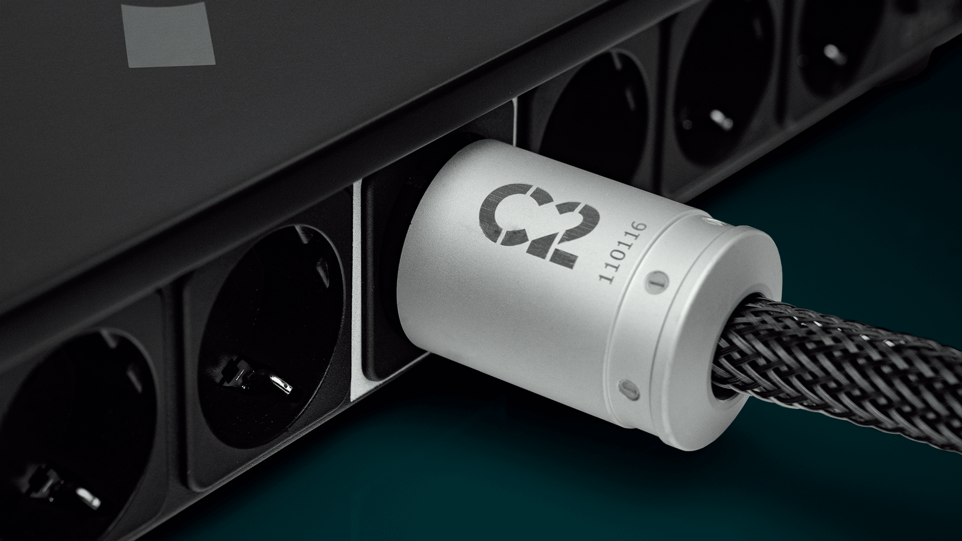 Mainz8_X_CableInserted_LeftSide_Close_HD